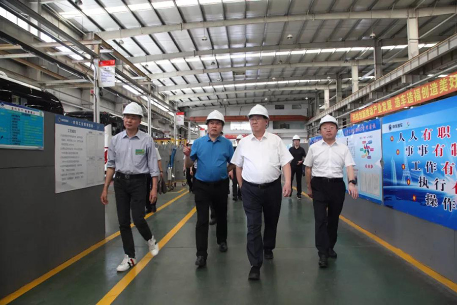 2021年6月7日山東省菏澤市人大常委會主任、黨組書記尹玉明、菏澤市政府副市長曹升靈等一行蒞臨上海申龍考察調(diào)研